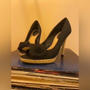 🌟JUST LISTED🖤 Anne Michelle Black Floral Peep-Toe Heels with Woven Trim 👠